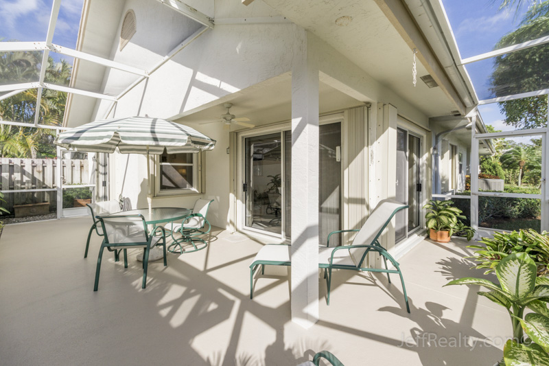 290 Canterbury Drive E - Screened Patio